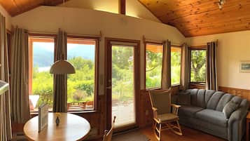 Romantic Cottage, 1 Queen Bed, Fireplace | Living area