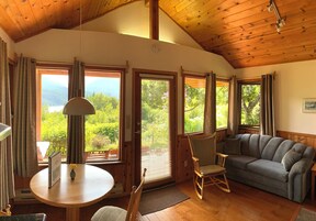 Casa de campo romântica, 1 cama Queen, lareira | Área de estar | Lareira