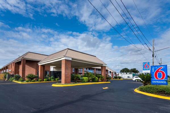 A 6 Motel with a brick facade, a covered entrance, and a parking lot. - Motel 6 Montgomery, AL - Coliseum (Montgomery)