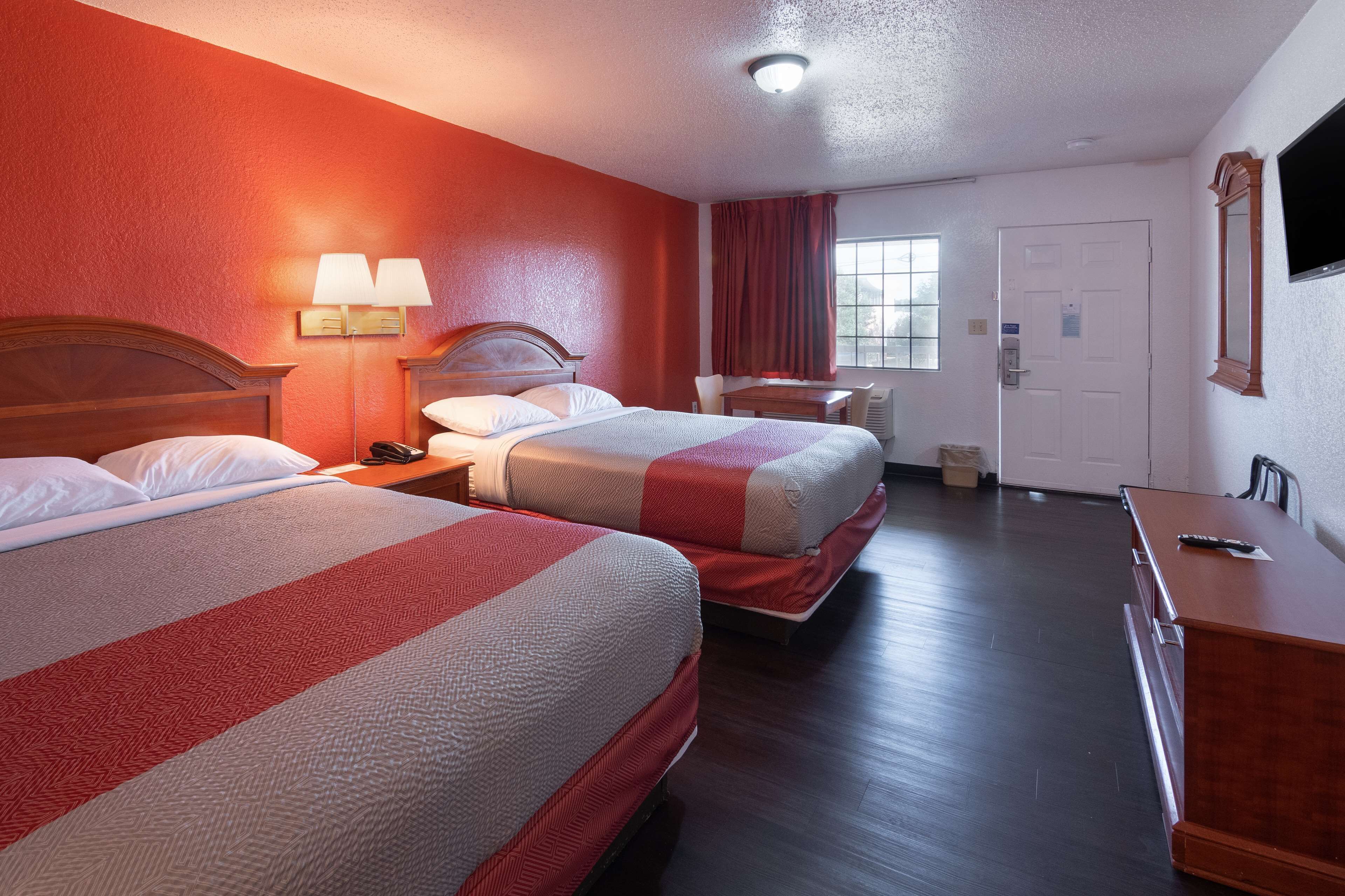 Työpöytä, silitysrauta/-lauta, ilmainen Wi-Fi, vuodevaatteet