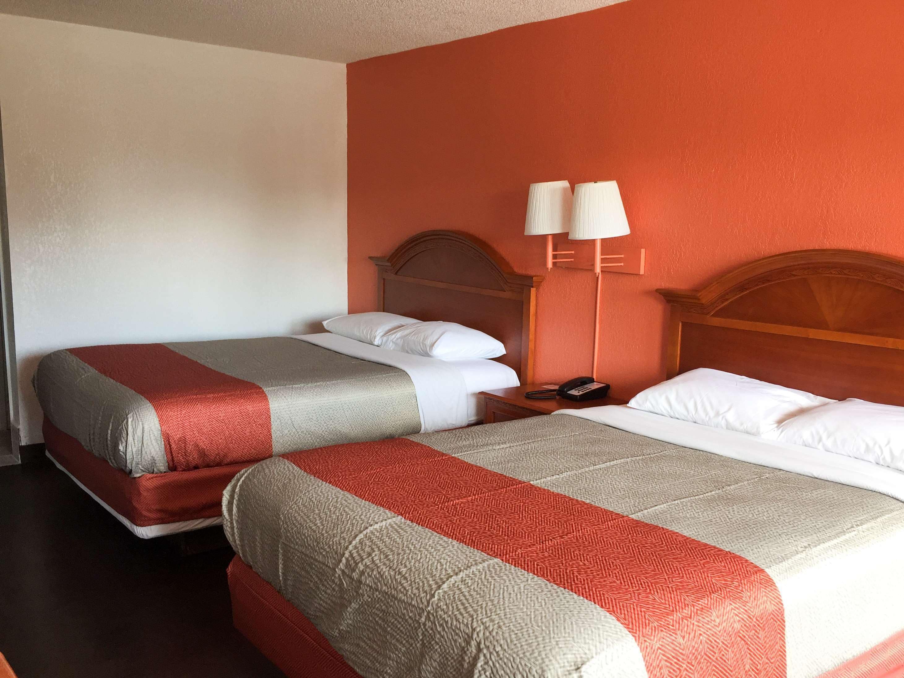 办公桌、熨斗/熨衣板、免费 WiFi、床单