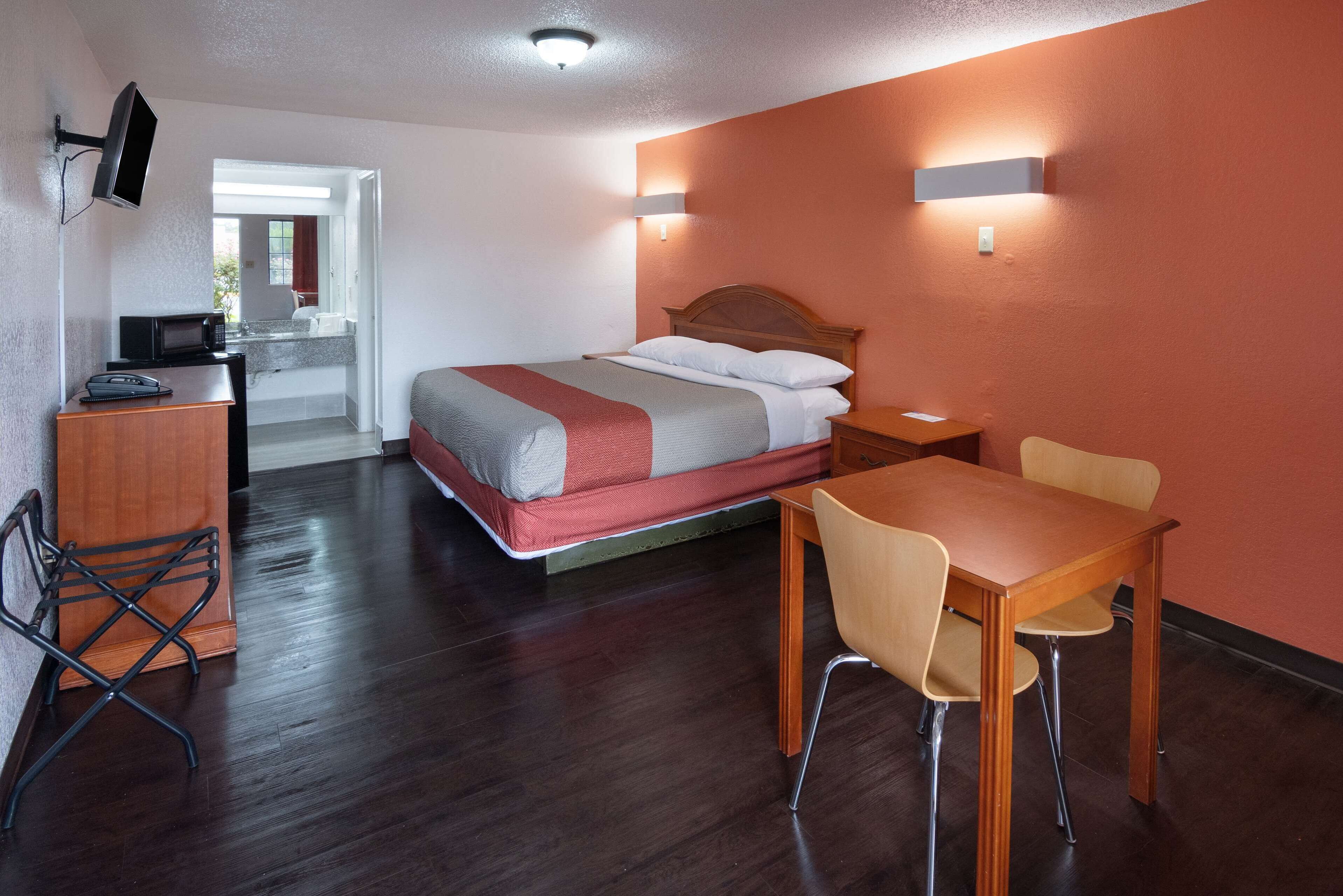 办公桌、熨斗/熨衣板、免费 WiFi、床单