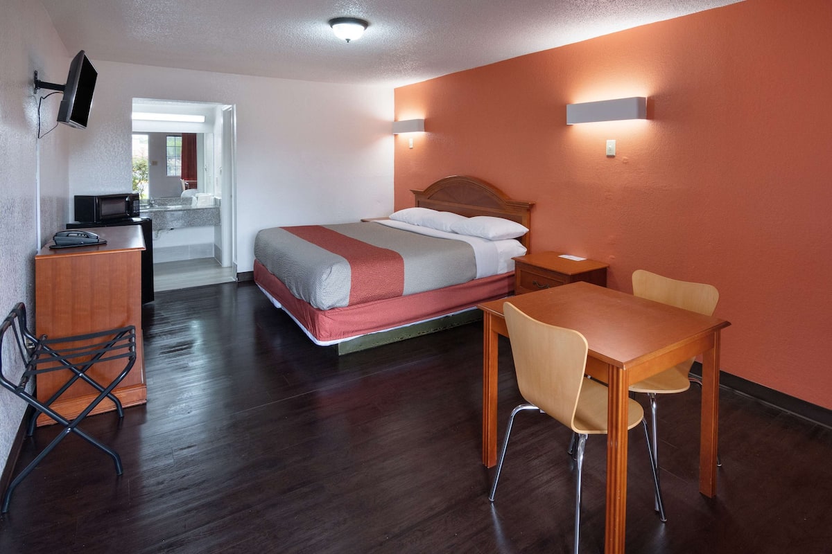 Desk, iron/ironing board, free WiFi, bed sheets