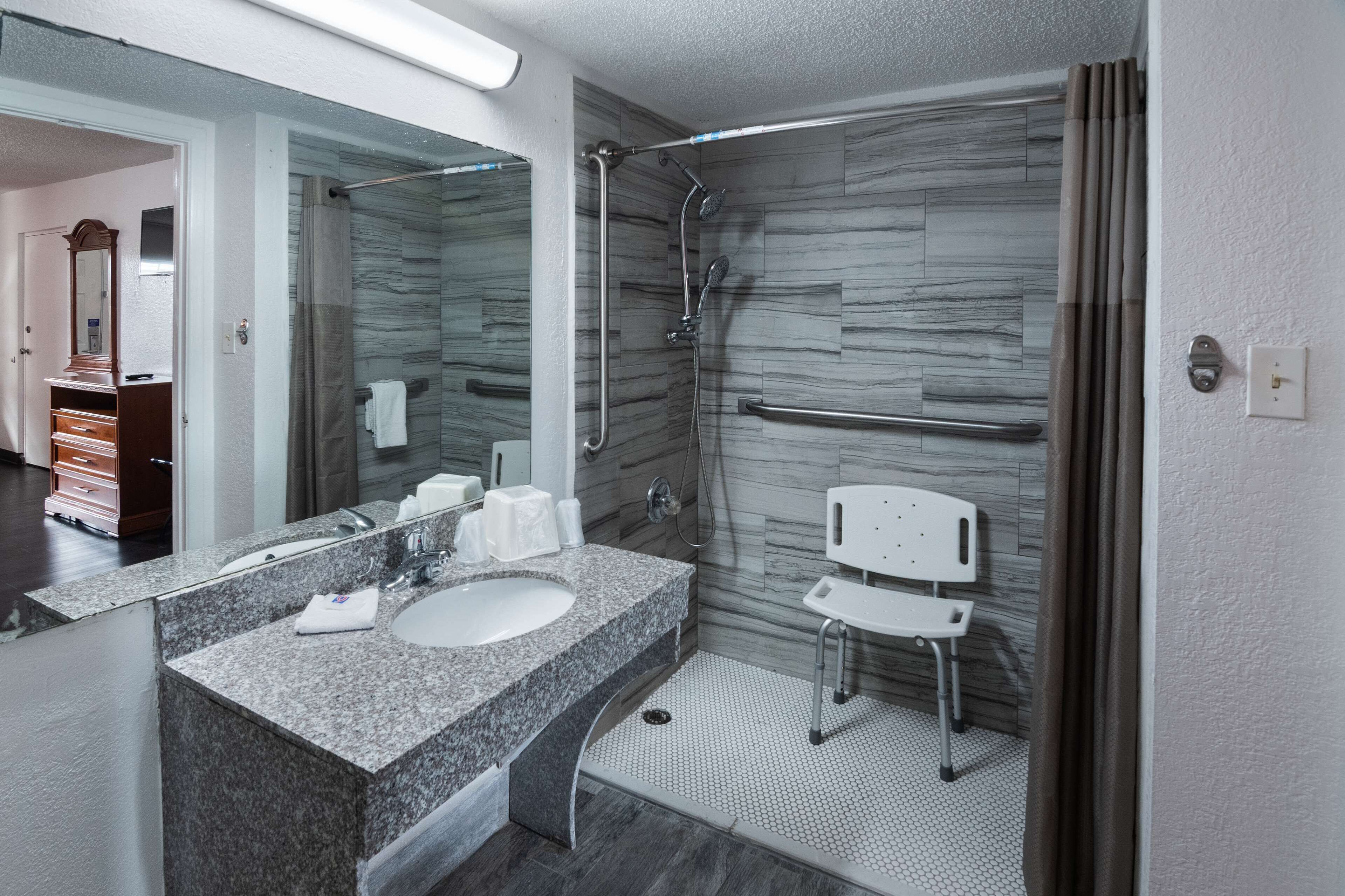 Suíte luxo, 1 cama King, acessível, para não fumantes | Banheiro | Chuveiro/banheira combinados, toalhas de banho