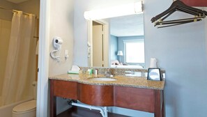 Combined shower/tub, free toiletries, hair dryer, towels - Sunrise Inn Williamstown (Williamstown)