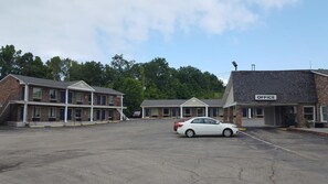 Free self parking - Sunrise Inn Williamstown (Williamstown)