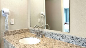 Room, 1 King Bed, Accessible, Non Smoking | Bathroom | Combined shower/bathtub, free toiletries, hair dryer, towels - Sunrise Inn Williamstown (Williamstown)