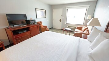 Room, 1 King Bed, Non Smoking | Premium bedding, blackout drapes, soundproofing, iron/ironing board