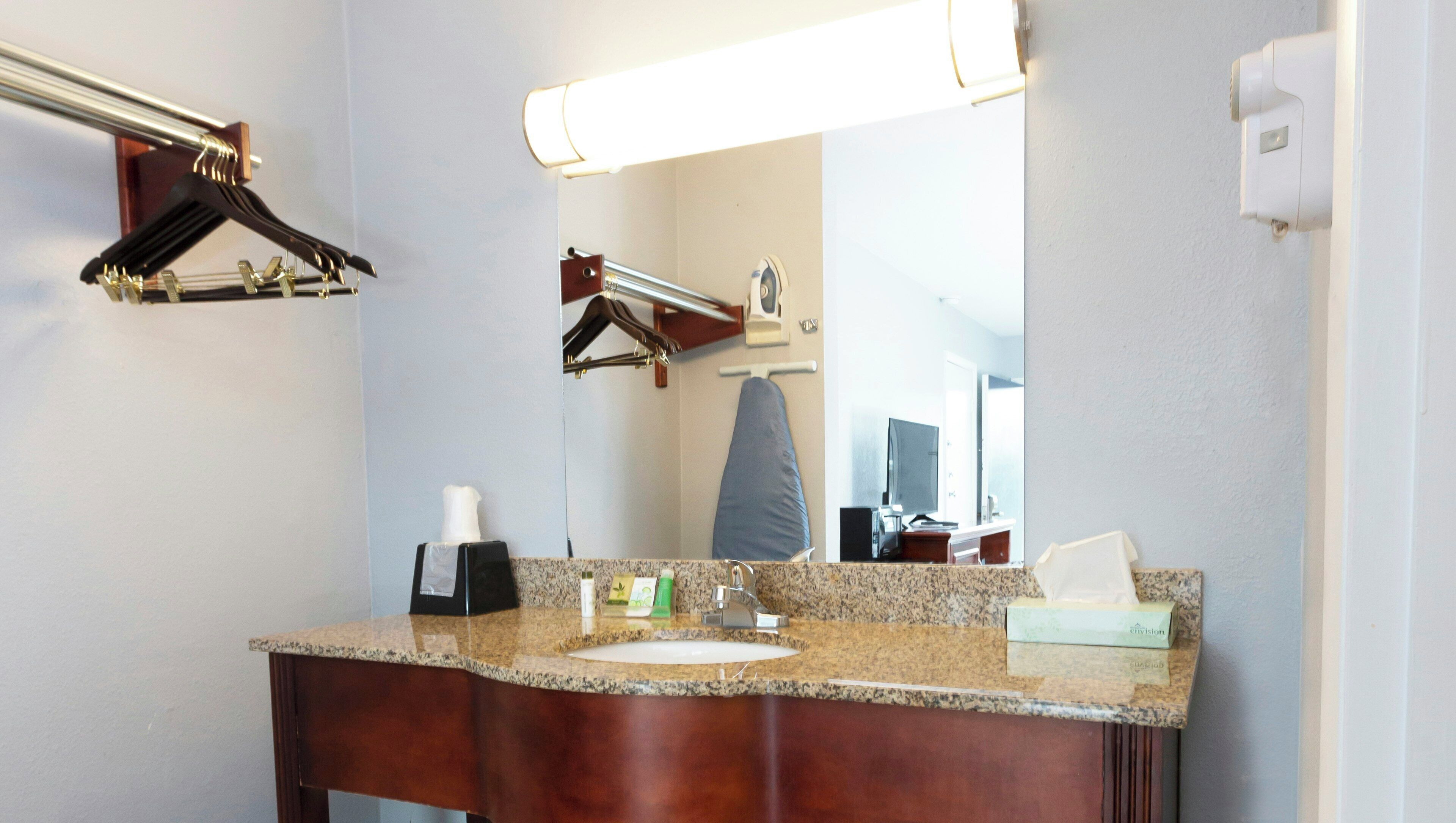 Ensemble douche/baignoire, articles de toilette gratuits, sèche-cheveux