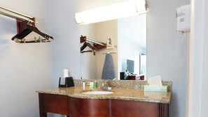 Ducha y bañera combinadas y artículos de higiene personal gratuitos