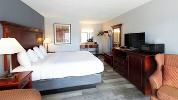 Room, 1 King Bed, Non Smoking | Premium bedding, blackout drapes, soundproofing, iron/ironing board