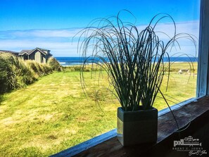 Garden view - Beachcomber Cottages (Yachats)