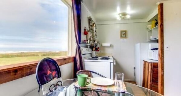 In-room dining - Beachcomber Cottages (Yachats)