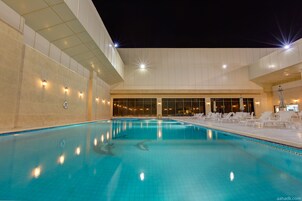 2 piscinas cubiertas (de 08:00 a 20:00), cabañas de piscina gratuitas