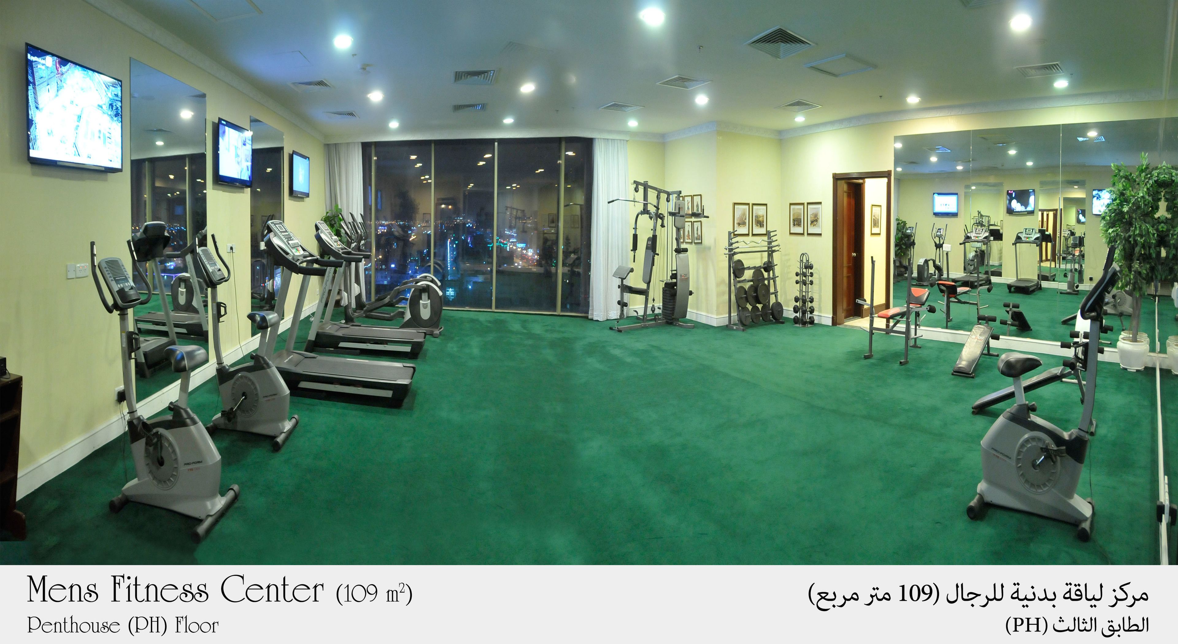 Un centre de remise en forme équipé de tapis de course, de vélos d’appartement et d’appareils de musculation.