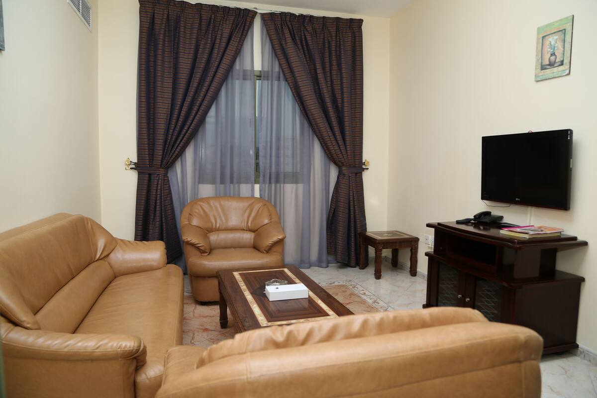 Departamento superior, 2 habitaciones | Sala de estar | Televisión de pantalla plana y películas con cargo 