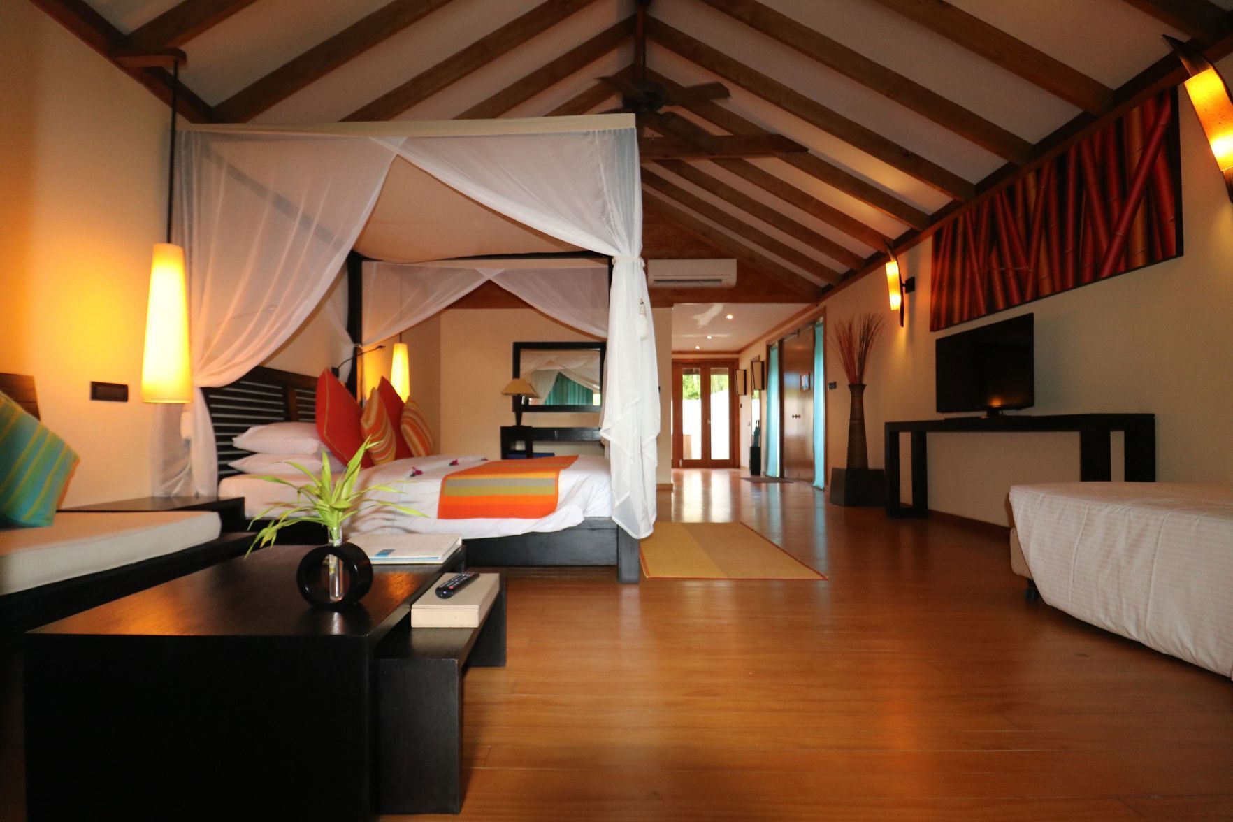 Ropa de cama de alta calidad y minibar 