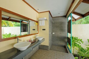 Sunset Beach Villa | Badeværelse | Bruser, gratis toiletartikler, hårtørrer, badekåber