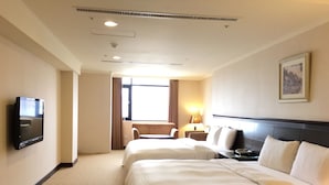 Deluxe Quadruple Room, 2 Double Beds | Desk, iron/ironing board (on request), free cots/infant beds - Chong Yu Hotel (Taoyuan City)