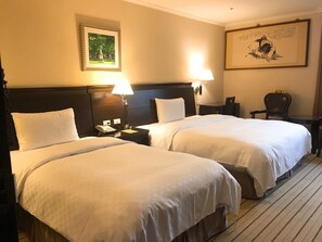 Habitación triple Deluxe | Escritorio, tabla de planchar con plancha y cunas gratuitas 