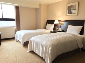 Habitación con 2 camas individuales, 2 camas individuales | Escritorio, tabla de planchar con plancha y cunas gratuitas 