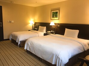 Deluxe Triple Room | Desk, iron/ironing board, free cribs/infant beds, rollaway beds