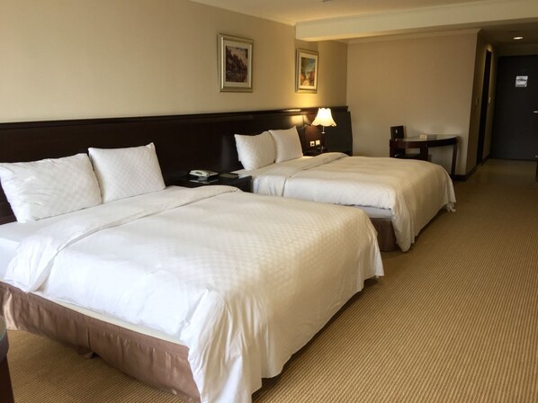 Escritorio, tabla de planchar con plancha y cunas gratuitas