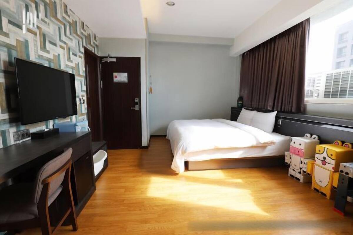 Luxe beddengoed, een bureau, gratis wifi, individueel gedecoreerd