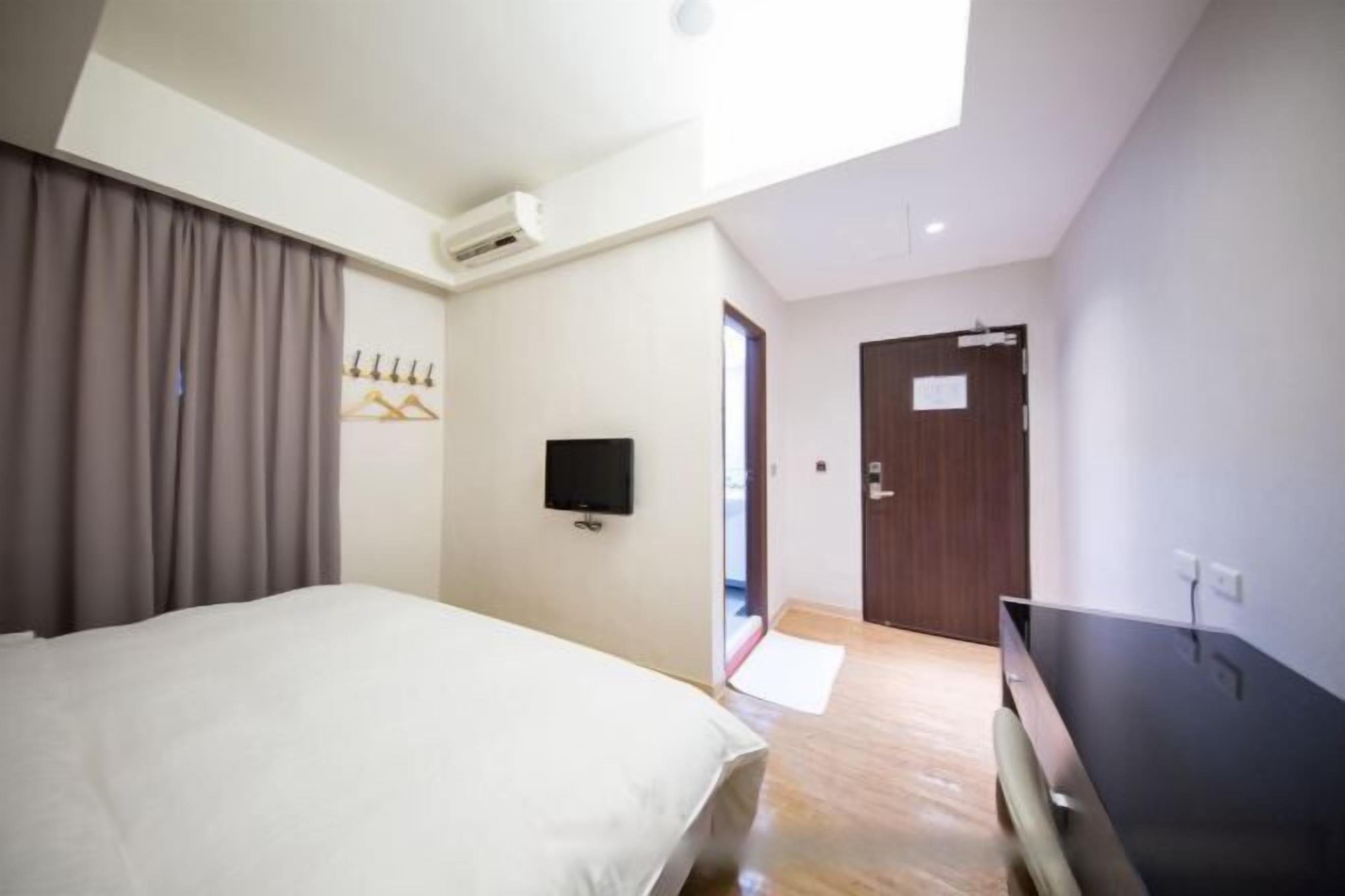 Premium bedding, individually decorated, desk, blackout drapes