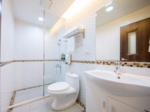 Habitación estándar con 2 camas individuales, 2 camas individuales | Baño | Ducha, secador de pelo y toallas
