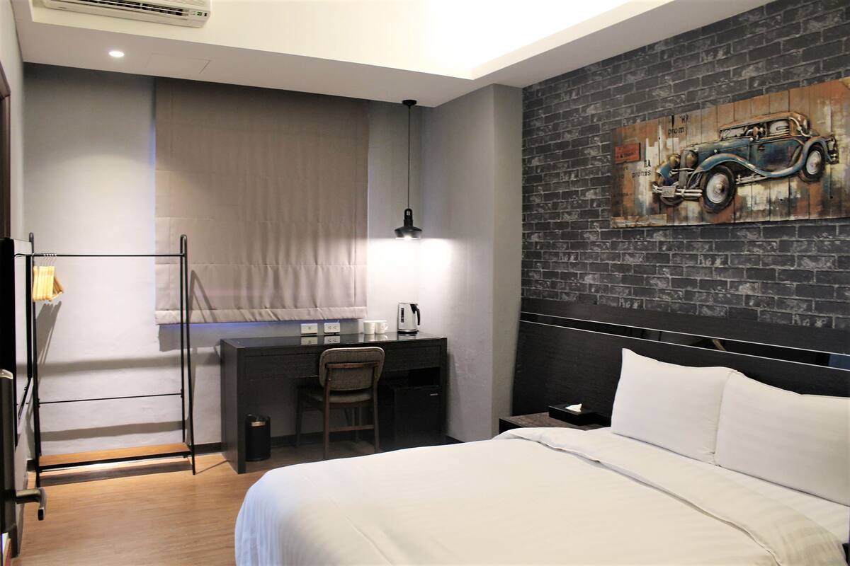 Superior tweepersoonskamer, 1 kingsize bed | Luxe beddengoed, een bureau, gratis wifi, individueel gedecoreerd