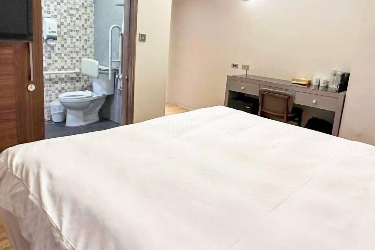 Luxe beddengoed, een bureau, gratis wifi, individueel gedecoreerd