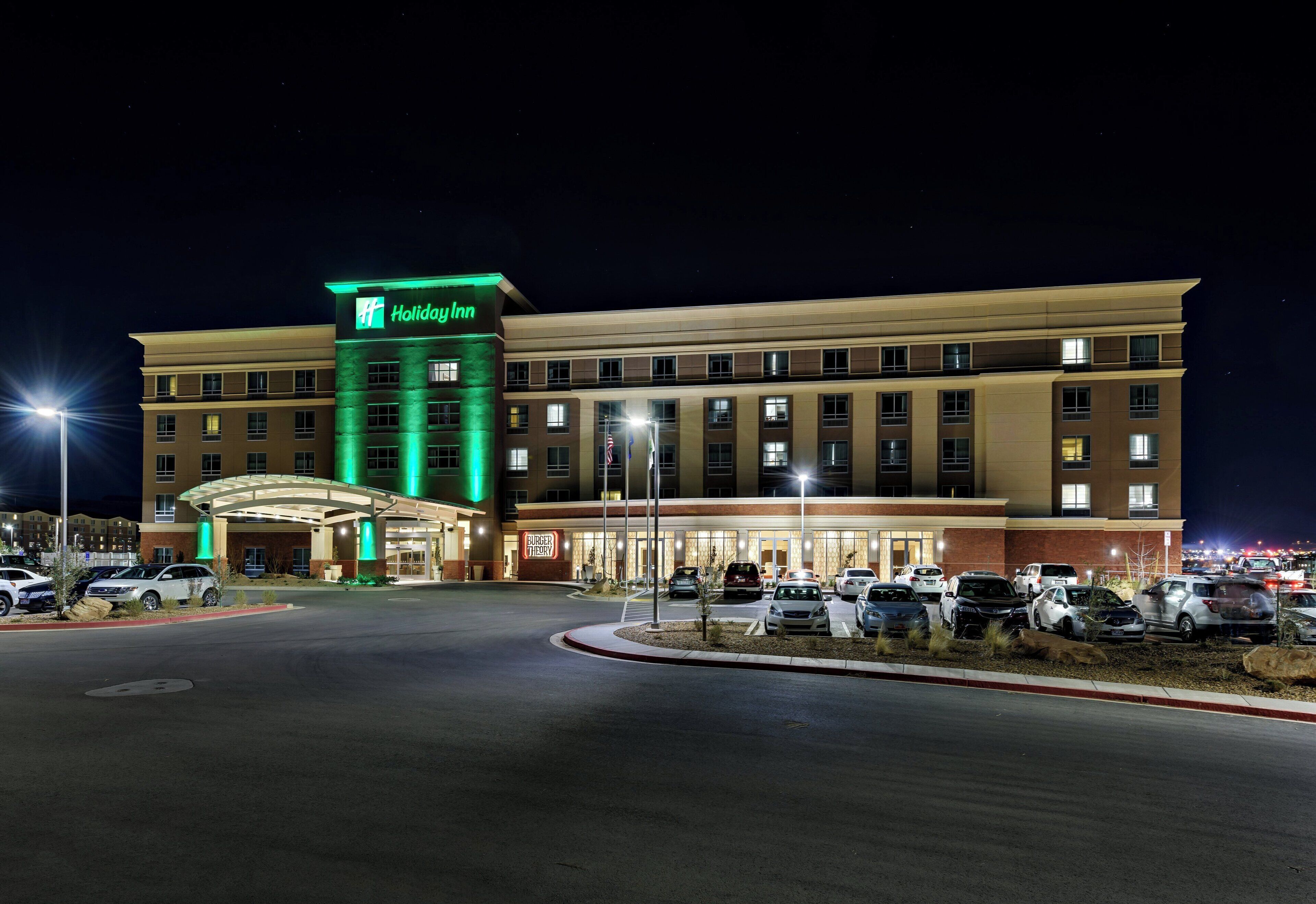 Un hôtel Holiday Inn doté d’un grand parking et d’une entrée bien visible.