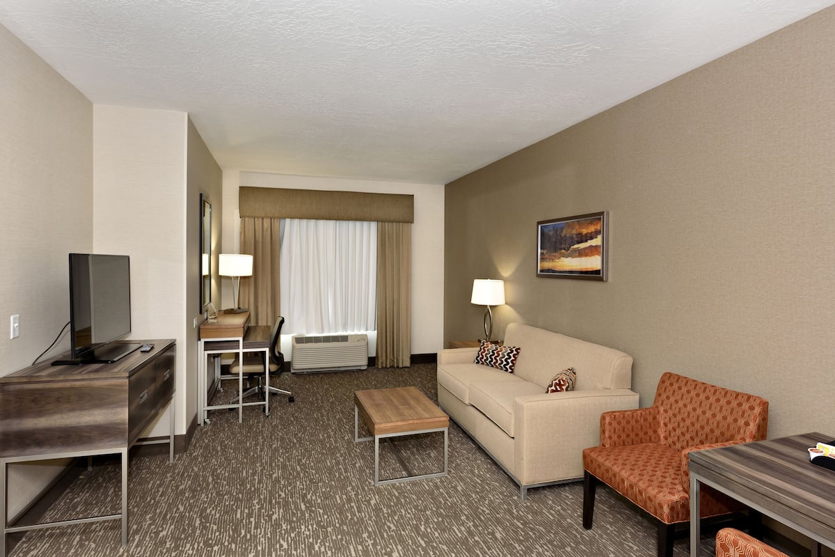 1 bedroom, premium bedding, in-room safe, desk