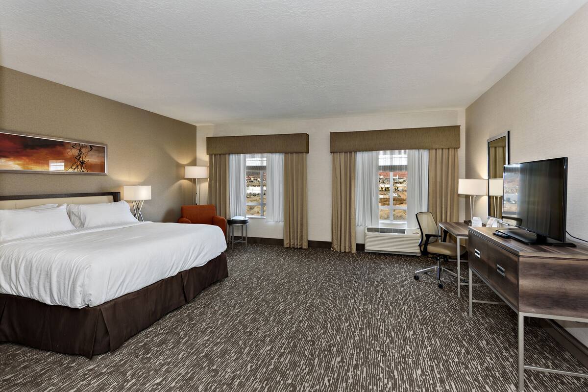 1 bedroom, premium bedding, in-room safe, desk