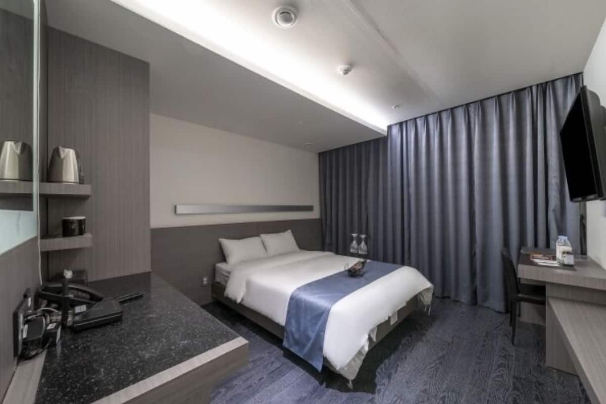 Habitación doble, 1 cama matrimonial | Caja de seguridad en la habitación y escritorio