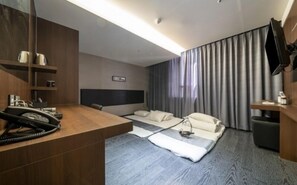 In-room safe, desk, laptop workspace, soundproofing - Grand Palace Hotel (Incheon)
