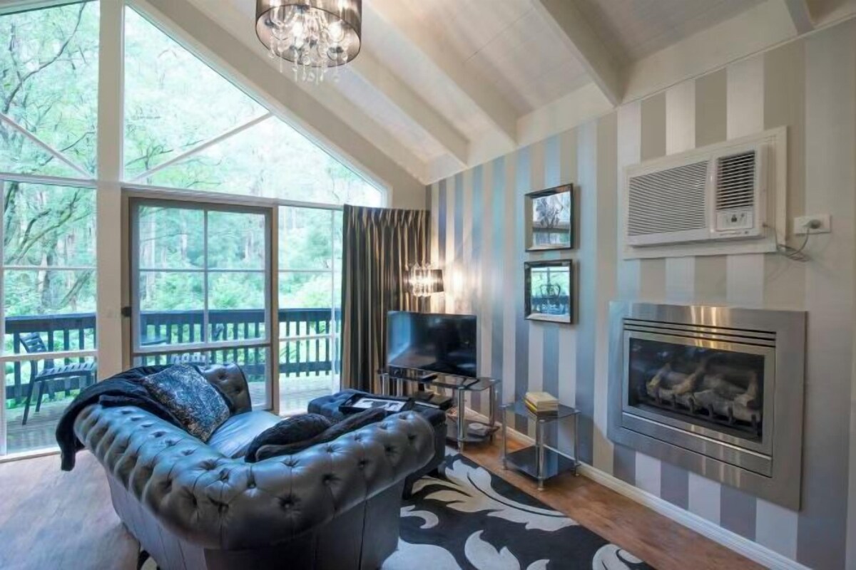 Living area | 40-inch flat-screen TV with digital channels, TV