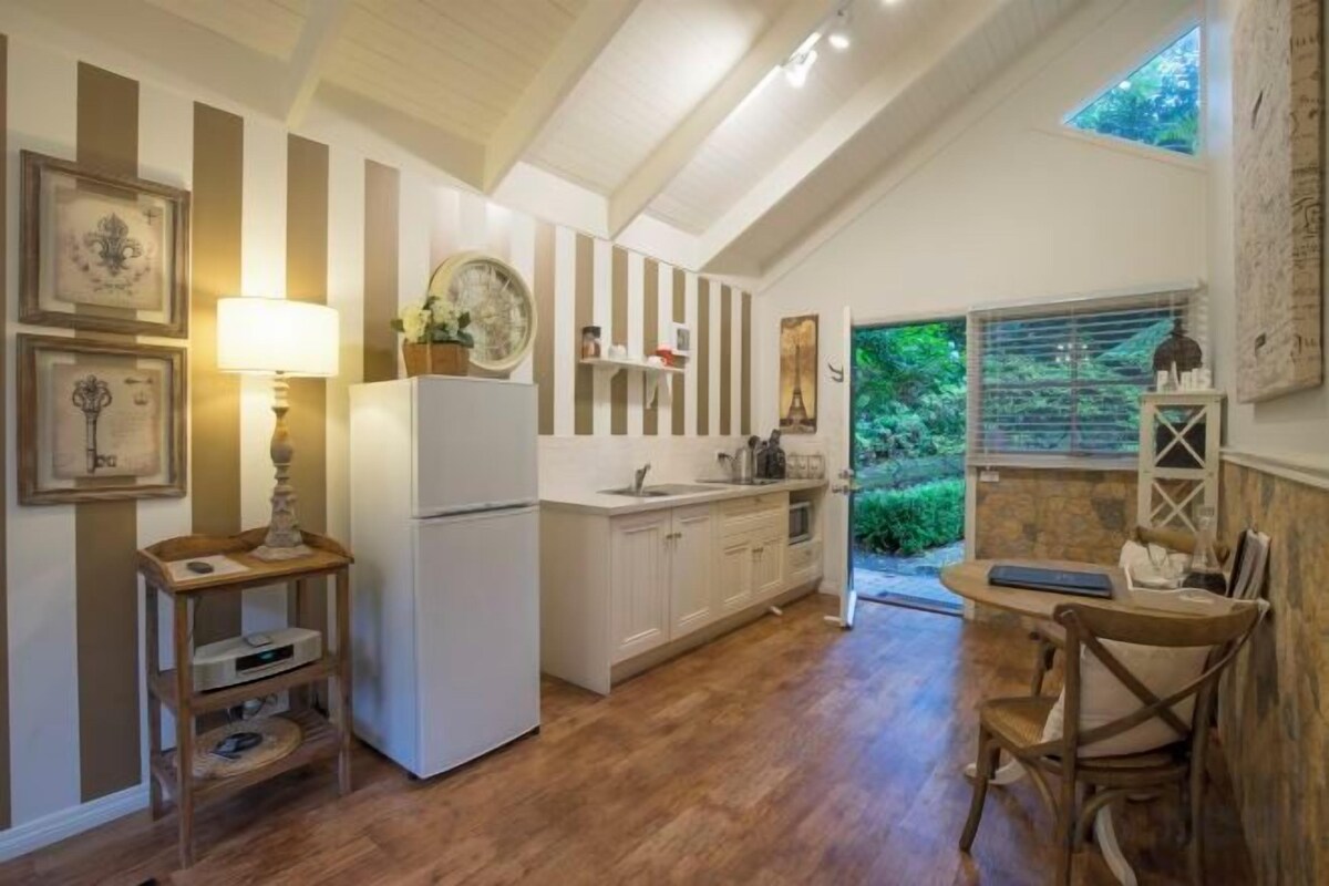 Private kitchen | Coffee/tea maker, microwave, electric kettle, toaster