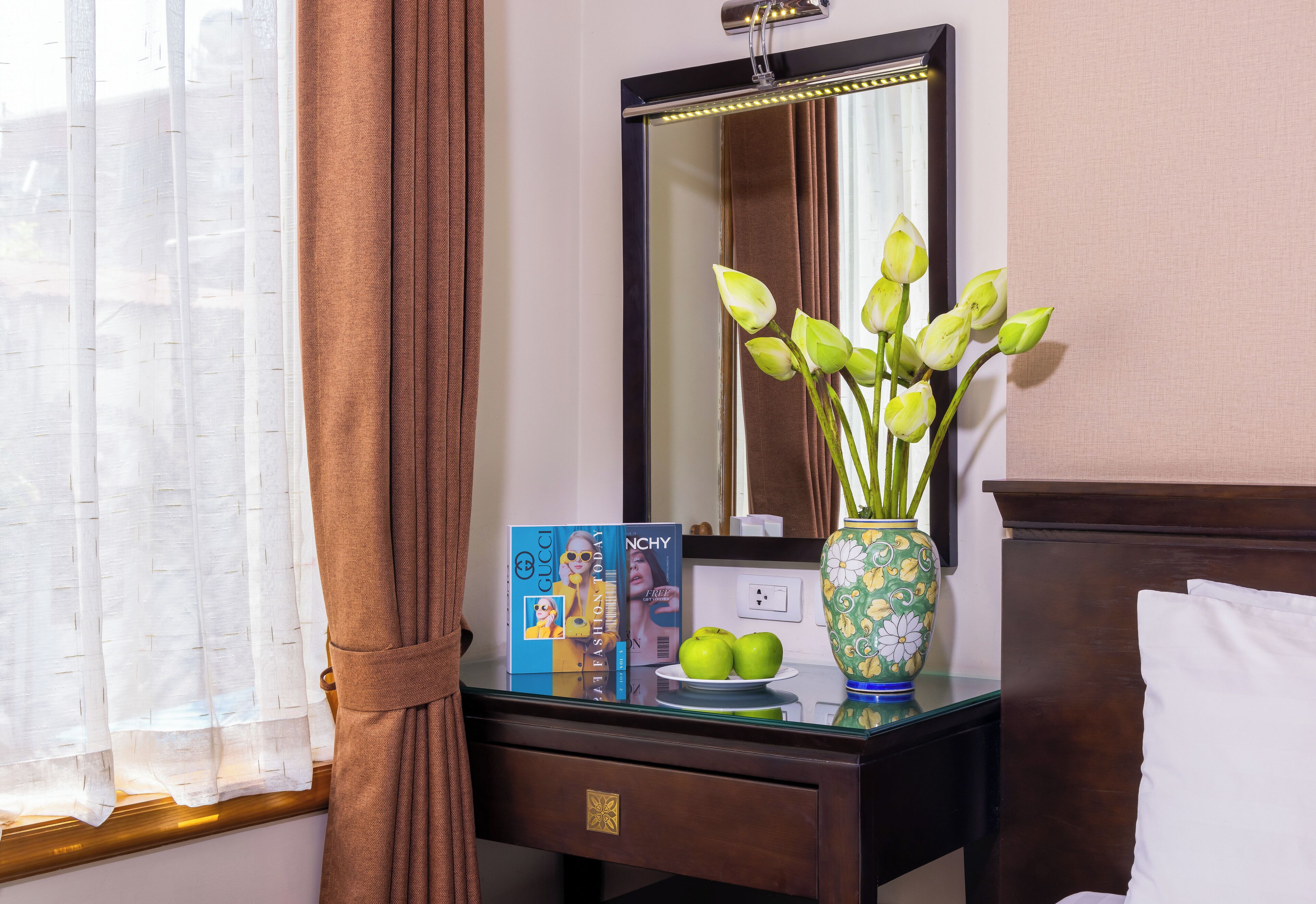 deluxe double or twin room | minibar, in-room safe, desk, soundproofing