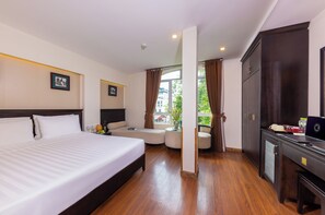 Minibar, safe på rommet, skrivebord og lydisolert