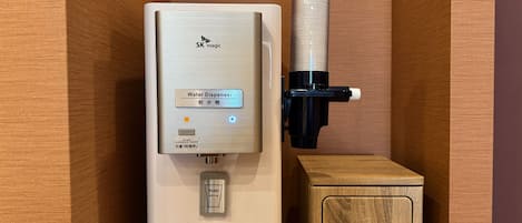 Dispensador de agua con panel de control, un botón pulsador y una botella de agua unida.