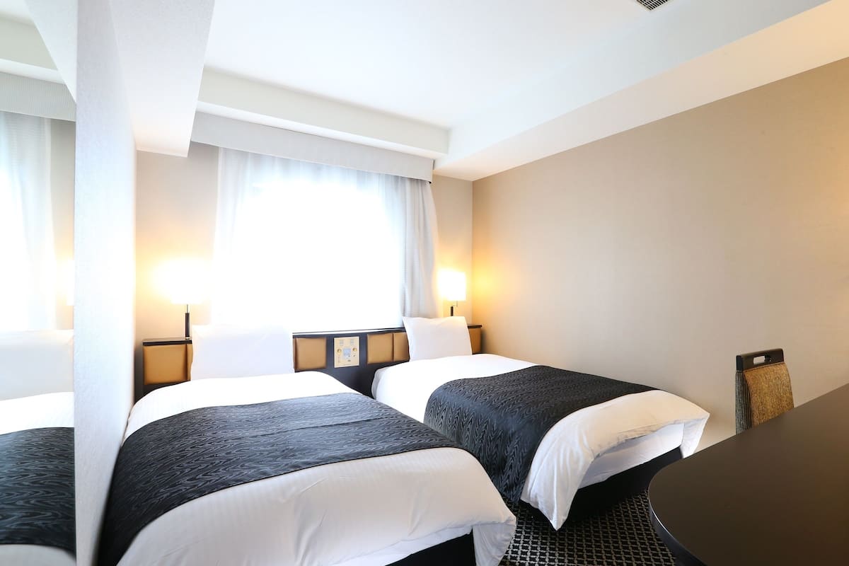 Cubrecamas, escritorio, wifi gratis y ropa de cama
