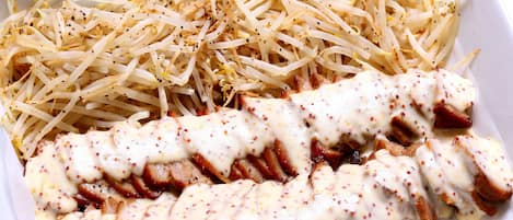 Un plato con carne en rodajas y brotes de soja.
