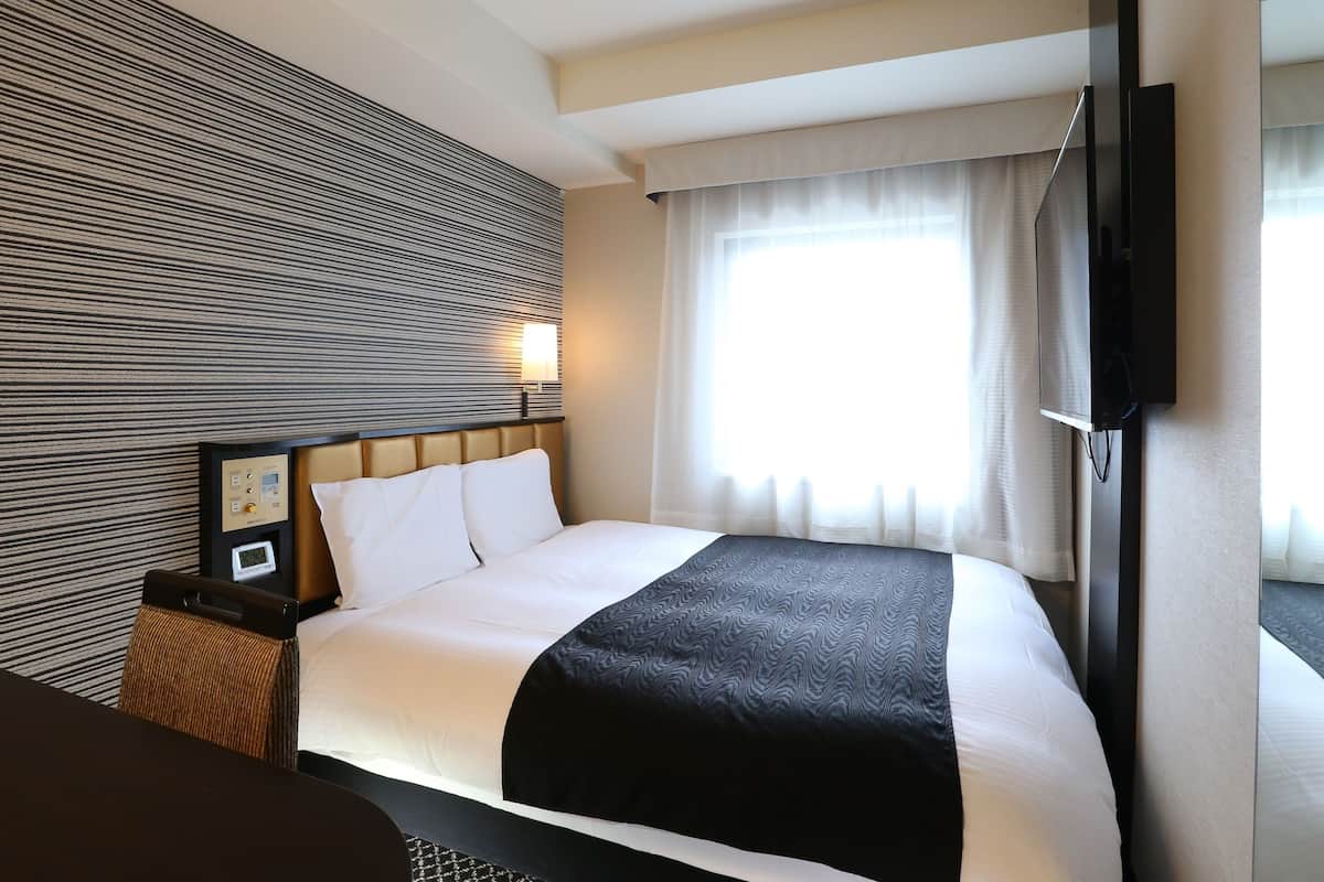 Cubrecamas, escritorio, wifi gratis y ropa de cama