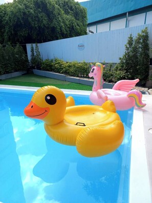 Bar en milieu de piscine
