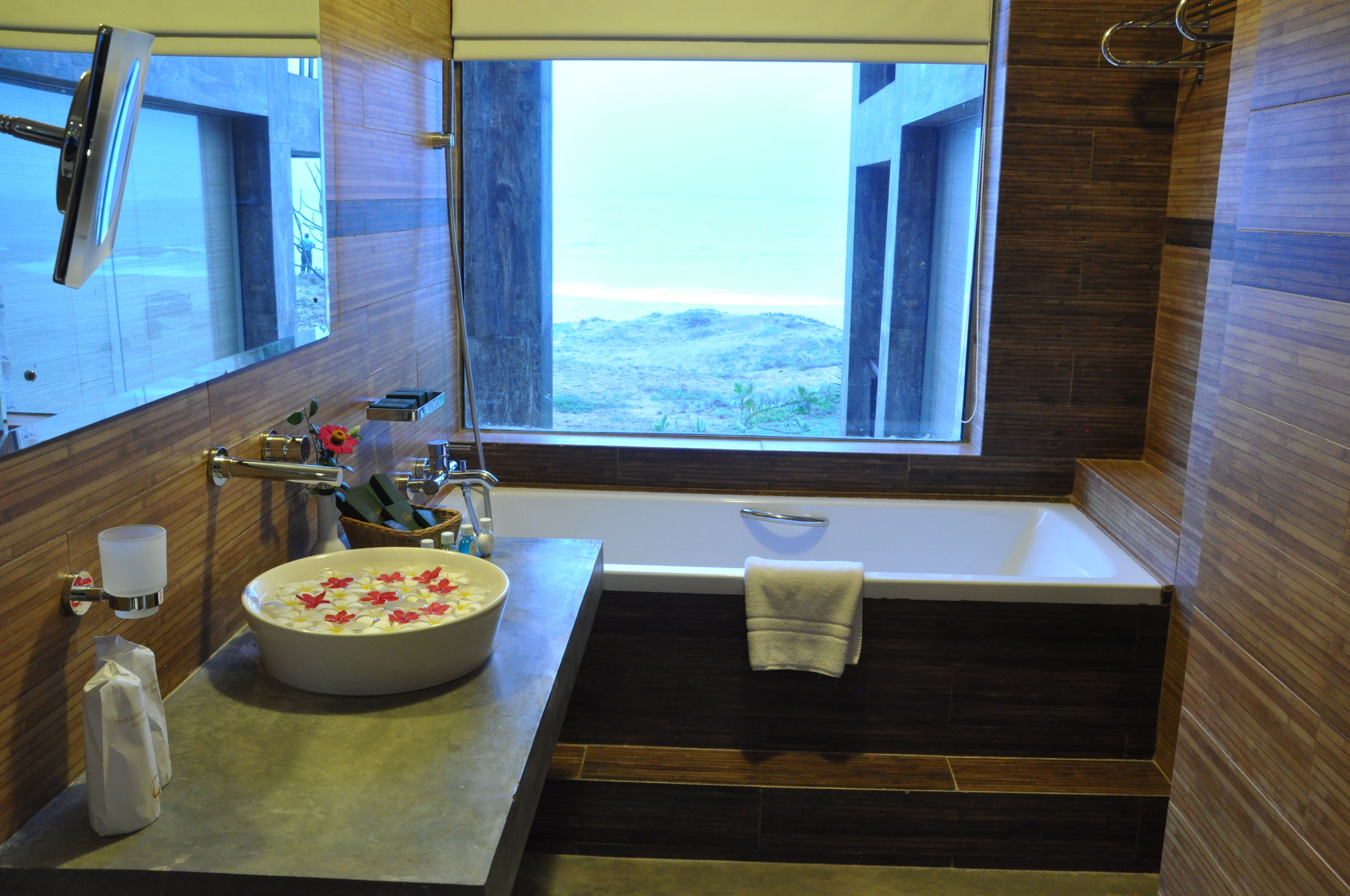 deluxe double room with balcony and sea view  | bathroom | separate bathtub and shower, deep-soaking bathtub, rainfall showerhead