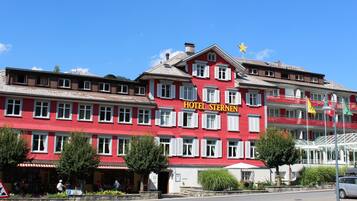 Un edificio rojo con el letrero "HOTEL STERNEN" que indica que se trata de un hotel.