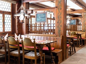 Serveert ontbijt, lunch, diner, regionale gerechten 