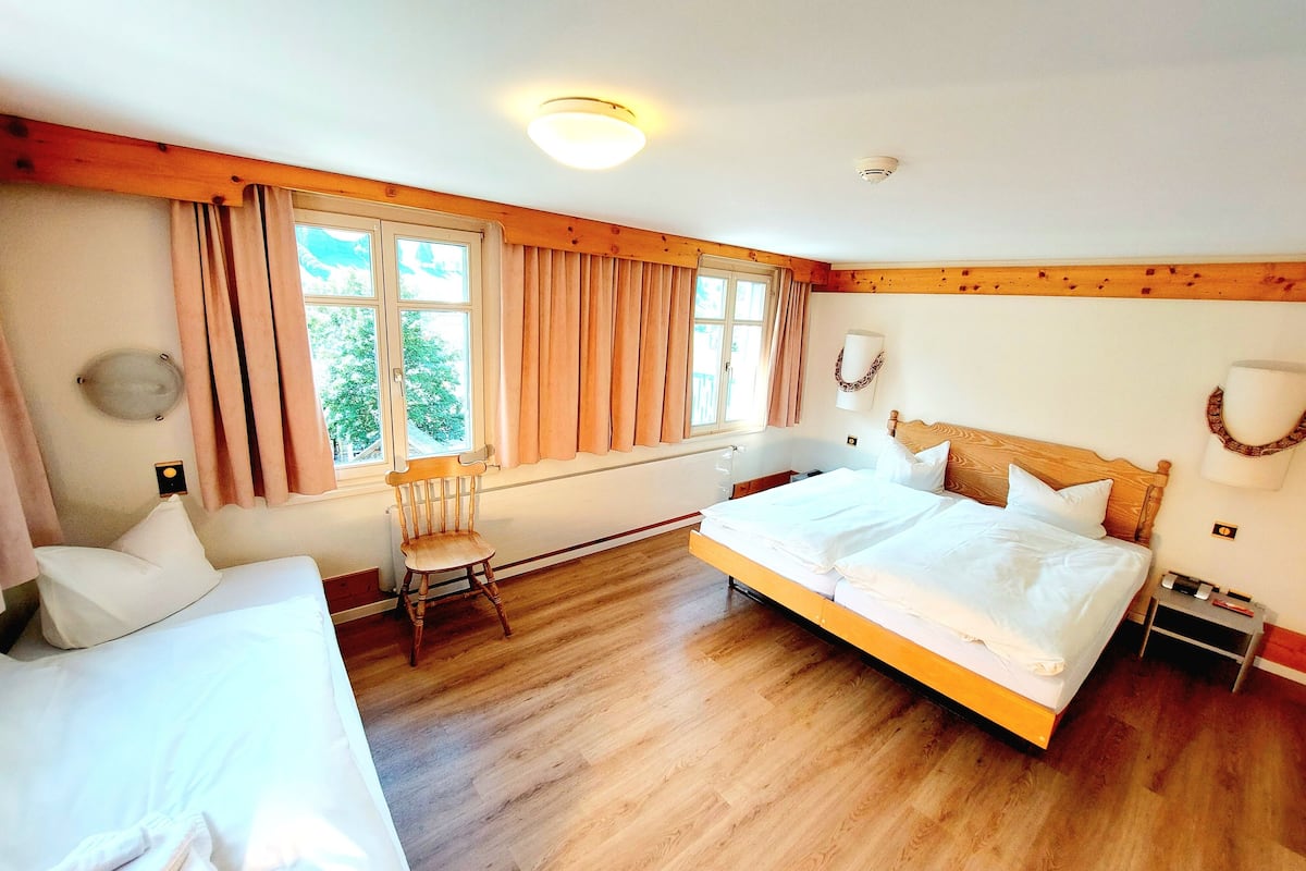 standard triple room | 1 bedroom, desk, free cots/infant beds, free wifi